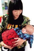 焦作大头女婴引关注 大学生医院当义工照顾孩子