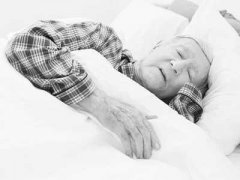 老人十条助眠建议：睡前喝杯热牛奶 多吃乳制品