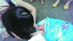 婴儿被弃武汉闹市身上爬满蚂蚁 市民围观接力照顾(图)