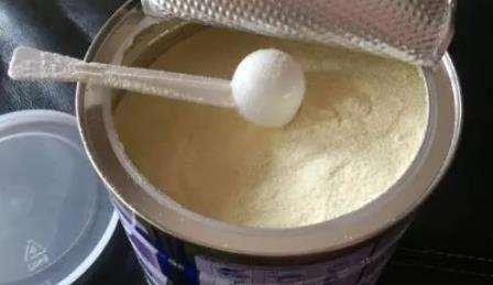 冲奶粉先放奶粉还是先放水？