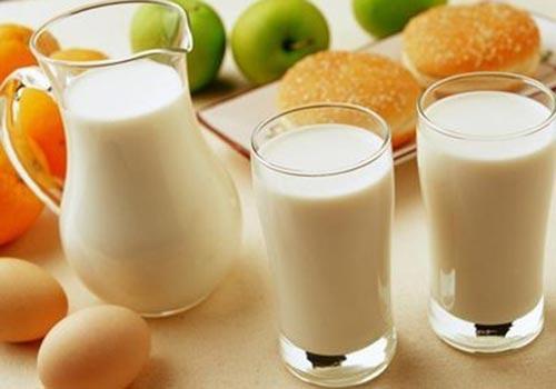 喝牛奶“一口闷”影响消化吸收、加重肠胃负担