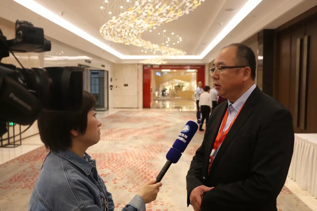 中国奶业协会常务理事、京鹏环宇畜牧董事长高继伟接受呼和浩特广播电视台采访