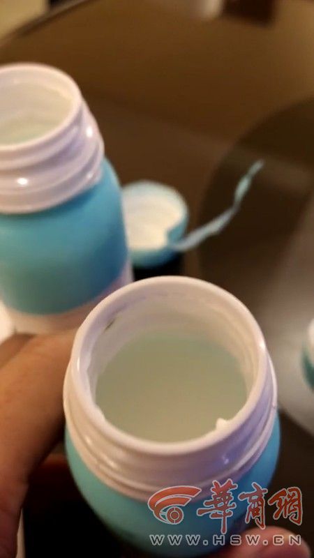 西安市民买了5杯保质期内的冷藏酸奶 打开瓶盖却看见霉斑(图2)