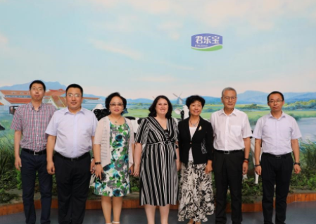 国际乳品联合会(IDF)总干事长Caroline Emond一行到君乐宝参观交