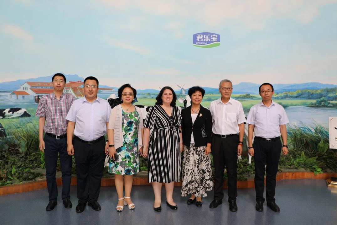 国际乳品联合会(IDF)总干事长Caroline Emond一行到君乐宝参观交(图1)