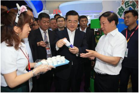 省委书记张庆伟叮嘱完达山乳业要继续做好产品创新(图2)