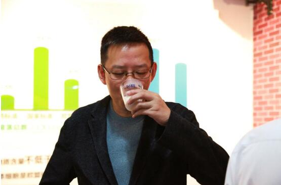 吴晓波参访飞鹤乳业：做好产品赢回国产奶粉尊严(图3)
