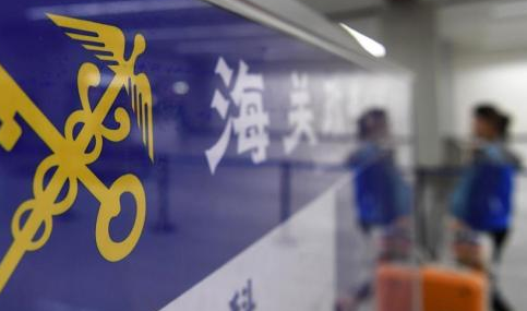男子海淘奶粉被海关扣留 补缴关税后还需交纳服务费