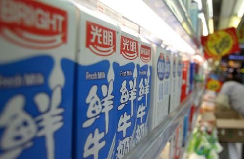 光明乳业：90岁老人家的“福利奶”短斤缺两谁的错
