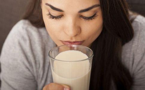 牛奶什么时候喝减肥？(图1)