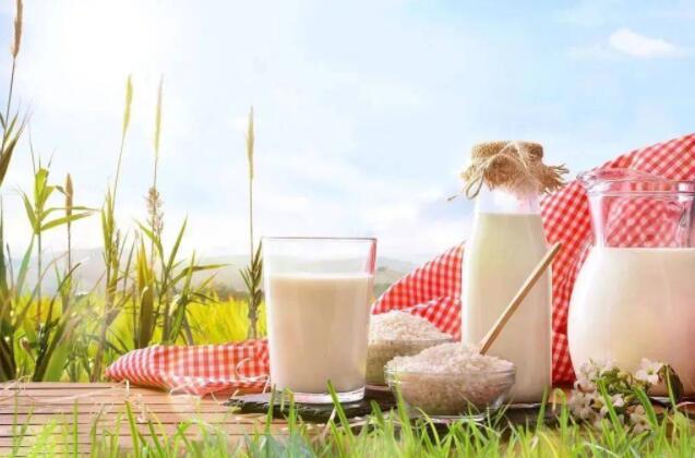 百亿风口来袭 特色乳业崛起｜国内首台自动驼奶机问世 