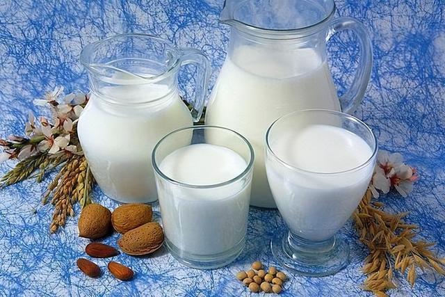 牛奶含大量激素，会导致性早熟和癌症，是真还是假？看完涨知识了