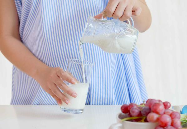 牛奶被称为“白色血液”，坚持喝对身体或有4大好处，不妨看看！(图2)