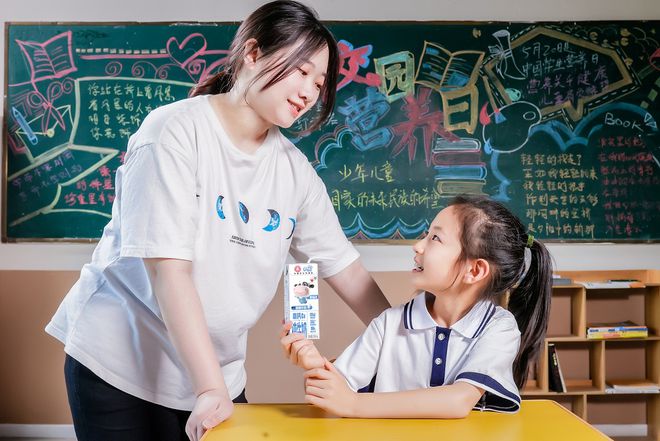 通过奶及奶制品的摄入，全面改善中国学生的营养状况、提高身体素质