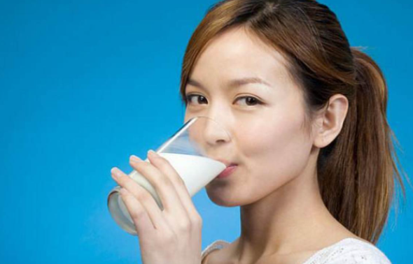 喝牛奶能减速肥吗？女人喝牛奶有那些好处？