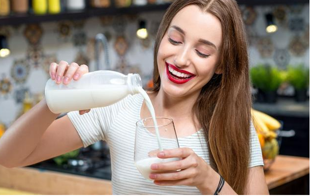 女人喝牛奶可以美容吗？早晨喝牛奶好还是晚上喝牛奶好？