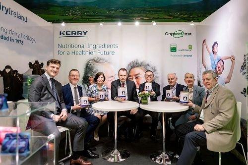 爱尔兰农业部部长McConalogue 、爱尔兰Kerry全球负责人Tom等与中方代表Frank合影