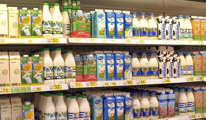 英媒：为遏制过度浪费，英国零售商取消牛奶上的“保质期”