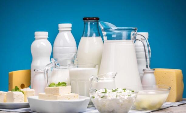 研究证实：中老年人喝乳制品，骨折风险降低33%！只喝牛奶就行？