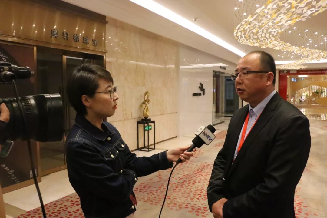 中国奶业协会常务理事、京鹏环宇畜牧董事长高继伟接受内蒙古广播电视台采访