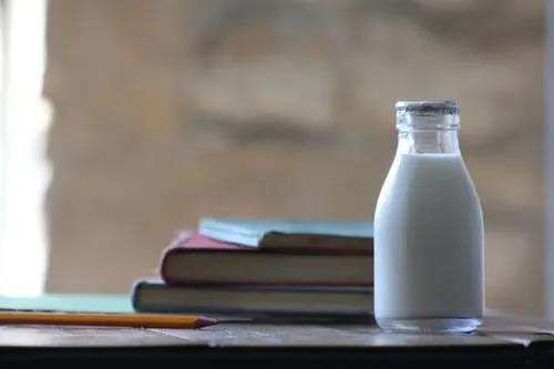 喝纯牛奶好还是酸奶好？