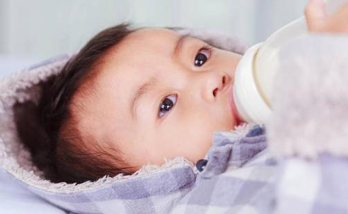宝宝转奶不容易，换奶粉时宝妈需要注意什么？不然会影响宝宝发育