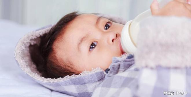 宝宝转奶不容易，换奶粉时宝妈需要注意什么？不然会影响宝宝发育(图1)