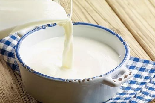 过期牛奶能喝吗，喝过期奶牛奶有那些危害？牛奶的保质期一般多久？