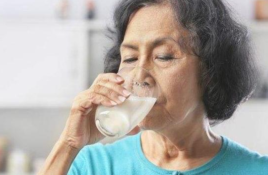 老年人需要喝奶粉吗？老年人喝奶粉好还是喝牛奶好？