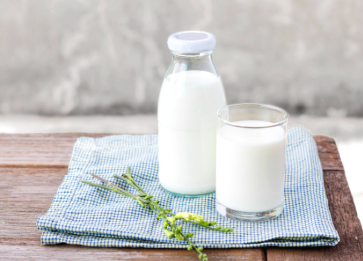 喝牛奶的最佳时间是什么？喝牛奶是早饭前还是早饭后好？