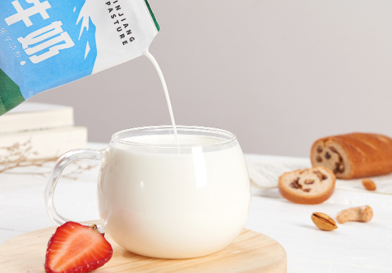 长期喝纯牛奶的好处和坏处，牛奶的营养价值及功效与作用