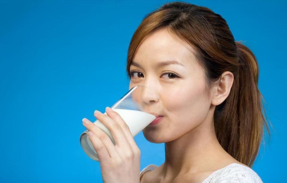 血糖高的人，能不能每天喝牛奶？全脂牛奶和低脂牛奶，喝哪种好？(图3)