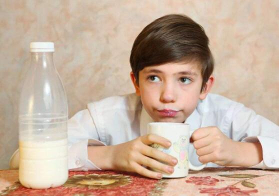 天天喝牛奶能补钙吗？孩子多喝牛奶可以长高