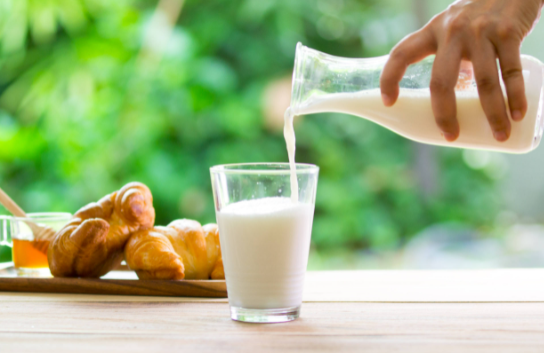 适量饮用牛奶对身体有益，哪些人需要喝牛奶？