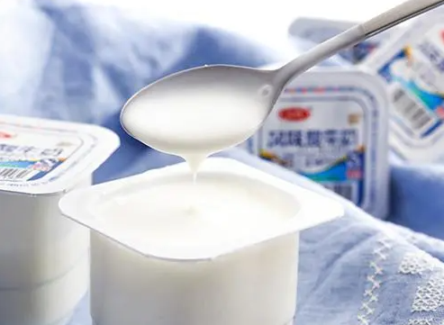 酸奶中含有益生菌，可以帮助维持肠道健康，促进消化系统的正常运转