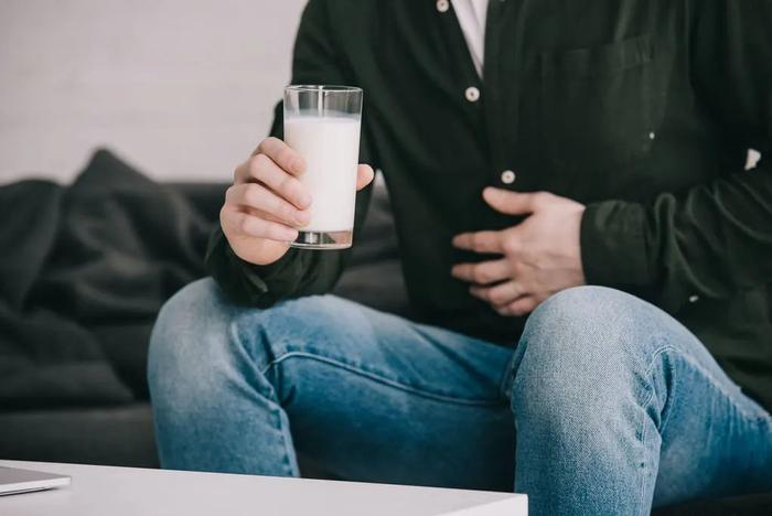 牛奶早上喝好，还是晚上喝好？喝牛奶伤胃还是养胃？